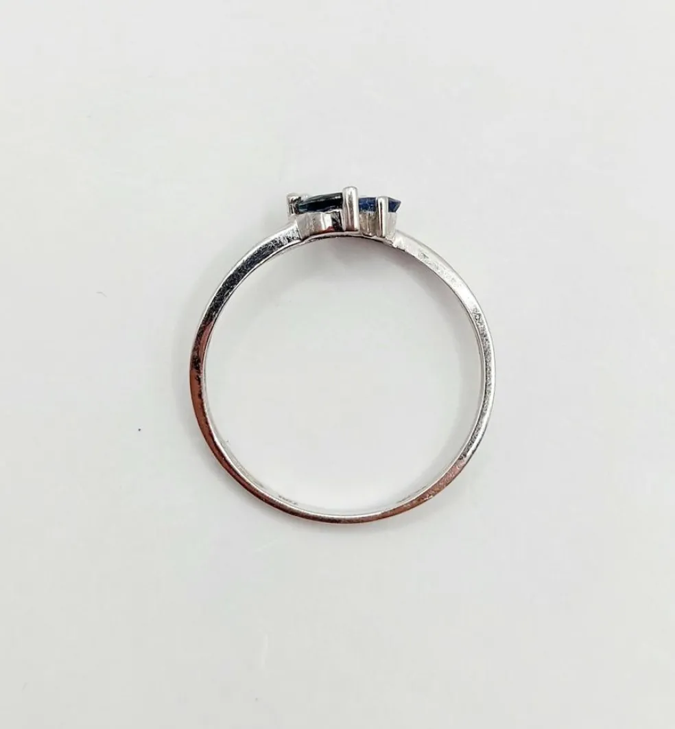 Bague vintage or blanc, saphirs taille navette et poire