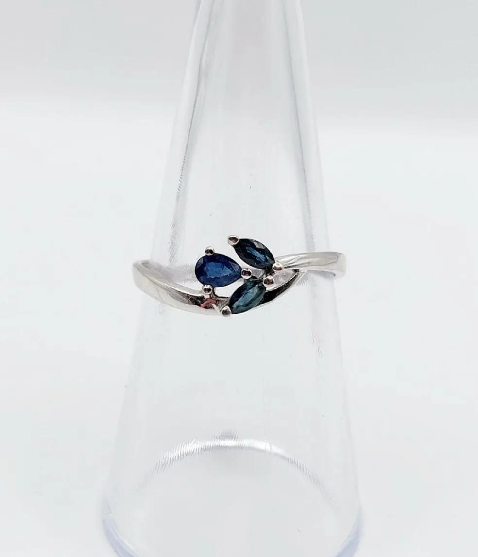 Bague vintage or blanc, saphirs taille navette et poire