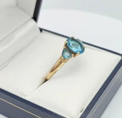 Bague vintage or et topazes bleues