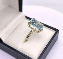 Bague vintage or gris et aigue marine ovale