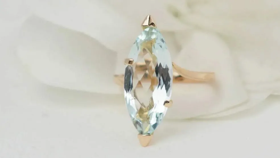 Bague vintage or jaune et aigue-marine