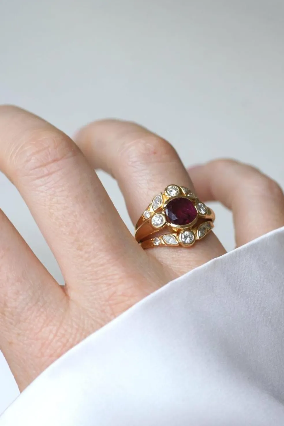 Bague vintage or jaune, rubis 1,94 ct, diamants