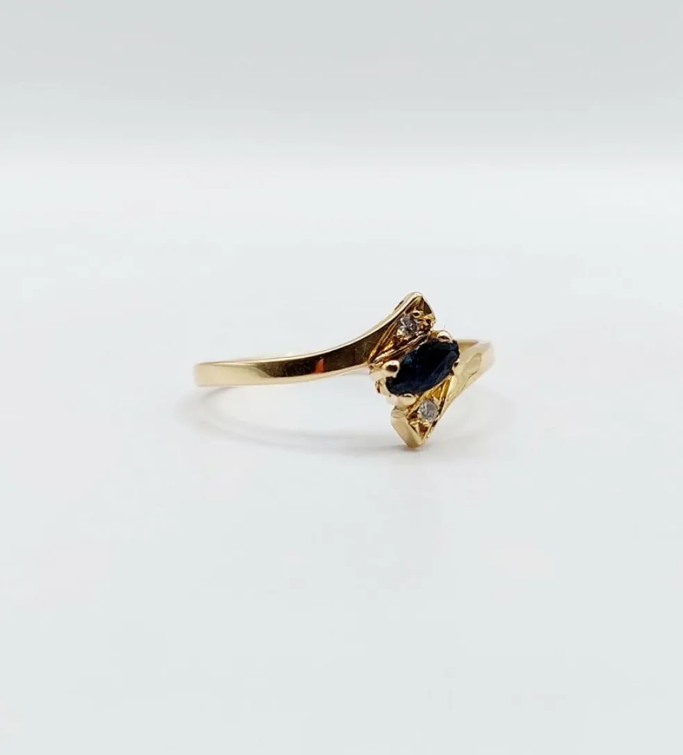 Bague vintage or jaune, saphir navette et diamants
