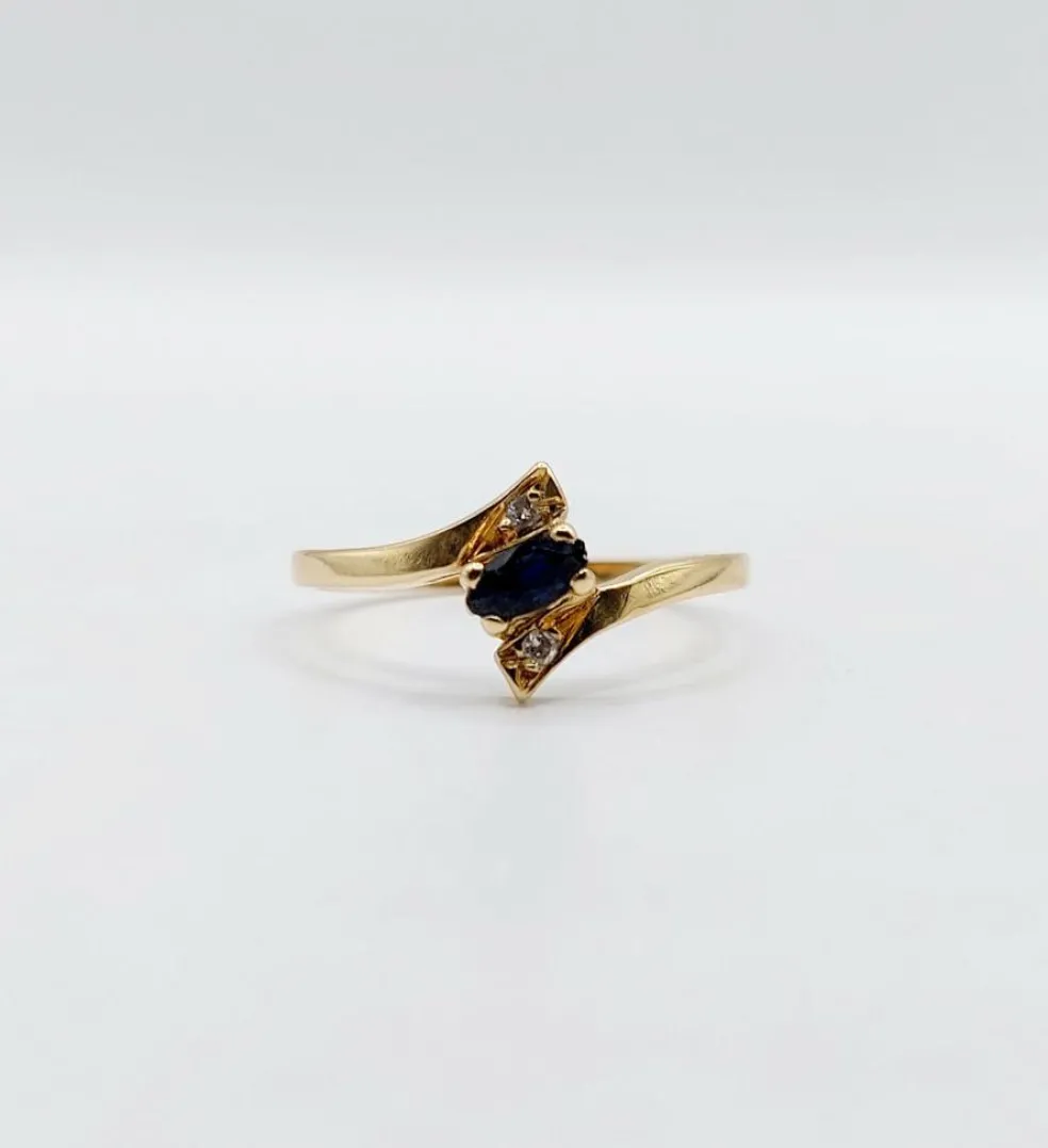Bague vintage or jaune, saphir navette et diamants