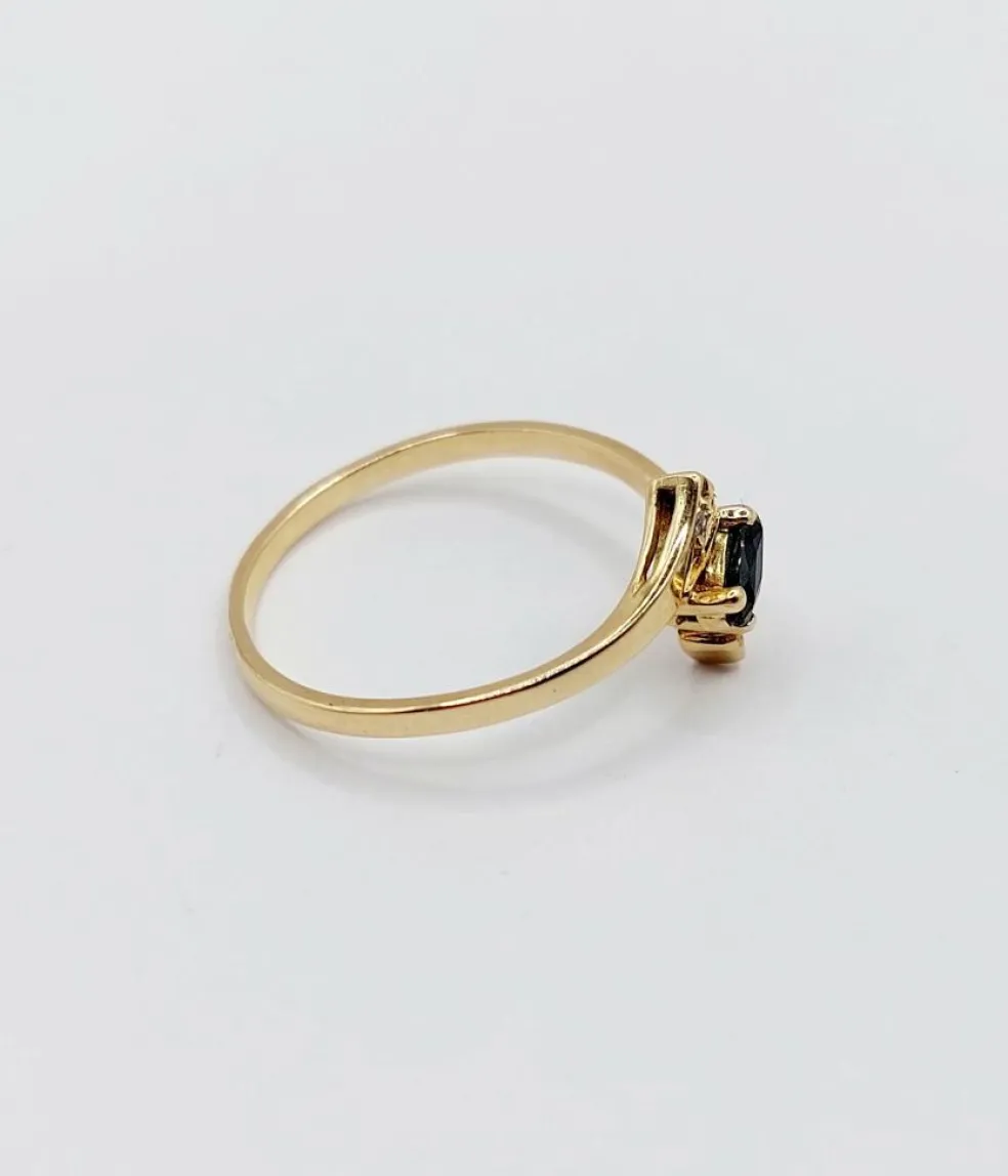 Bague vintage or jaune, saphir navette et diamants