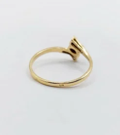 Bague vintage or jaune, saphir navette et diamants
