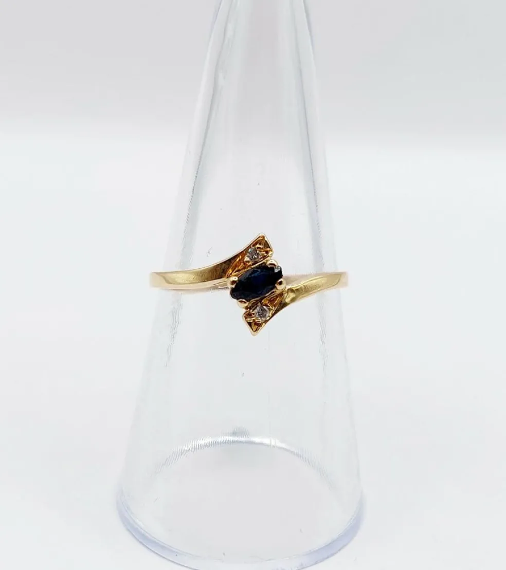 Bague vintage or jaune, saphir navette et diamants