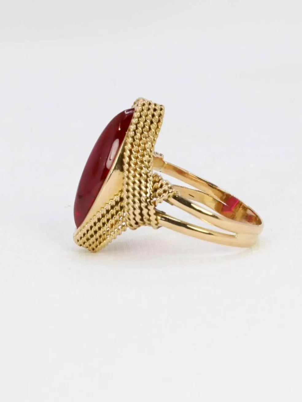 Bague vintage or jaune torsadé rubis