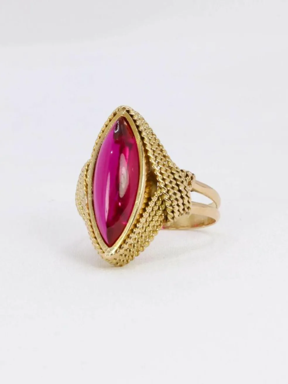 Bague vintage or jaune torsadé rubis