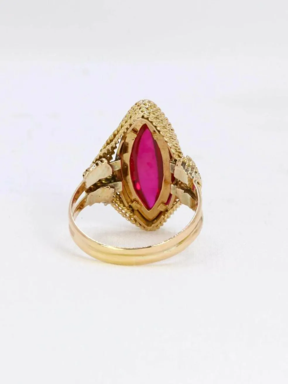 Bague vintage or jaune torsadé rubis