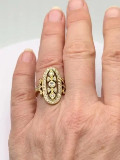 Bague vintage ovale en or jaune 18K sertie de 43 diamants