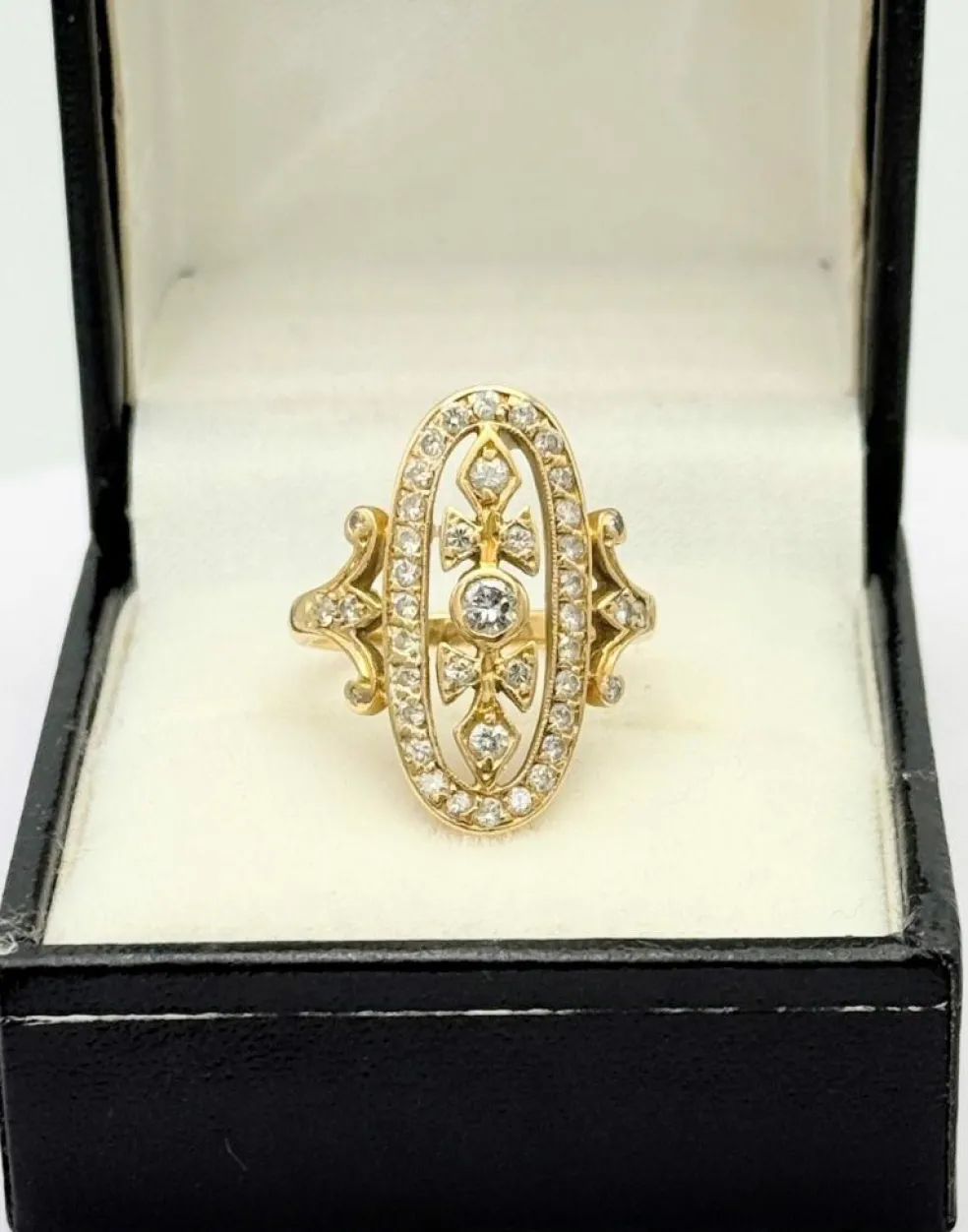 Bague vintage ovale en or jaune 18K sertie de 43 diamants