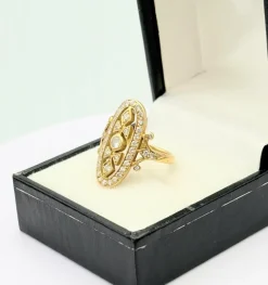 Bague vintage ovale en or jaune 18K sertie de 43 diamants