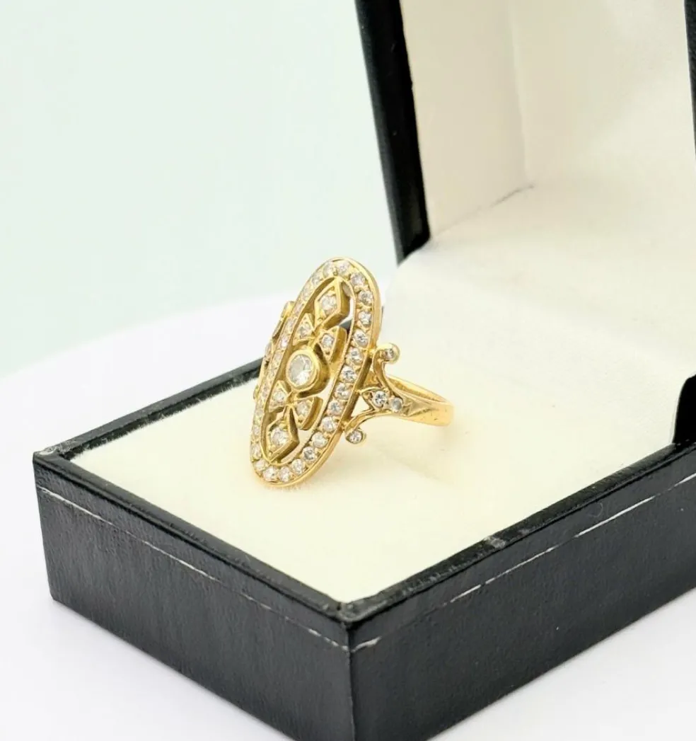 Bague vintage ovale en or jaune 18K sertie de 43 diamants