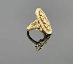 Bague vintage ovale en or jaune 18K sertie de 43 diamants