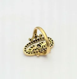 Bague vintage ovale en or jaune 18K sertie de 43 diamants