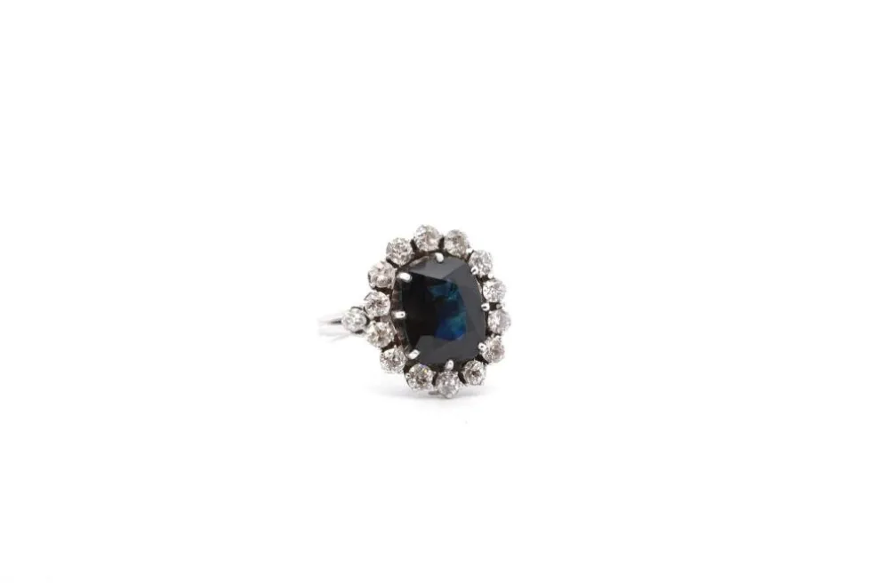 Bague vintage saphir et diamants en or blanc