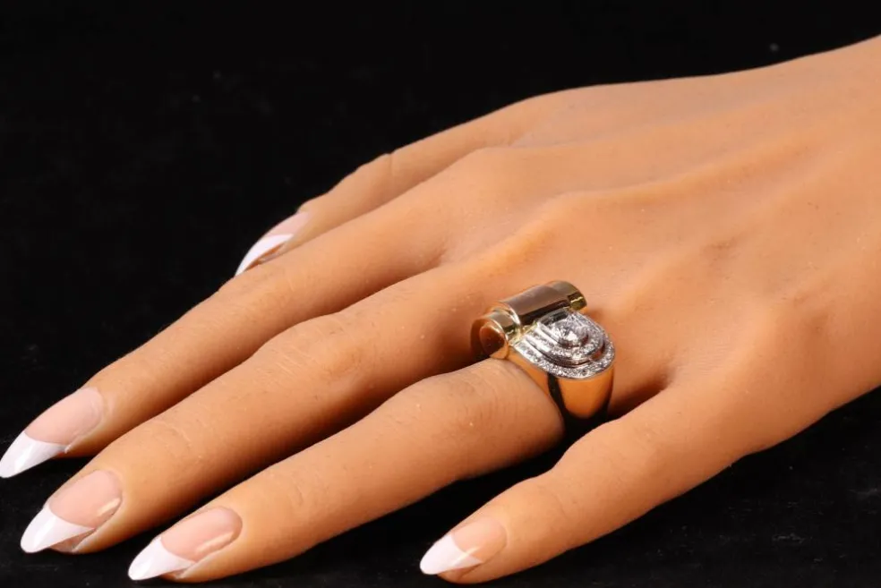Beauté architecturale : bague vintage en or jaune, rouge et platine avec diamants des années 1950