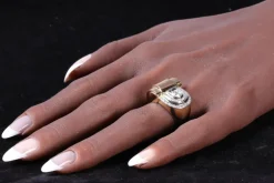 Beauté architecturale : bague vintage en or jaune, rouge et platine avec diamants des années 1950