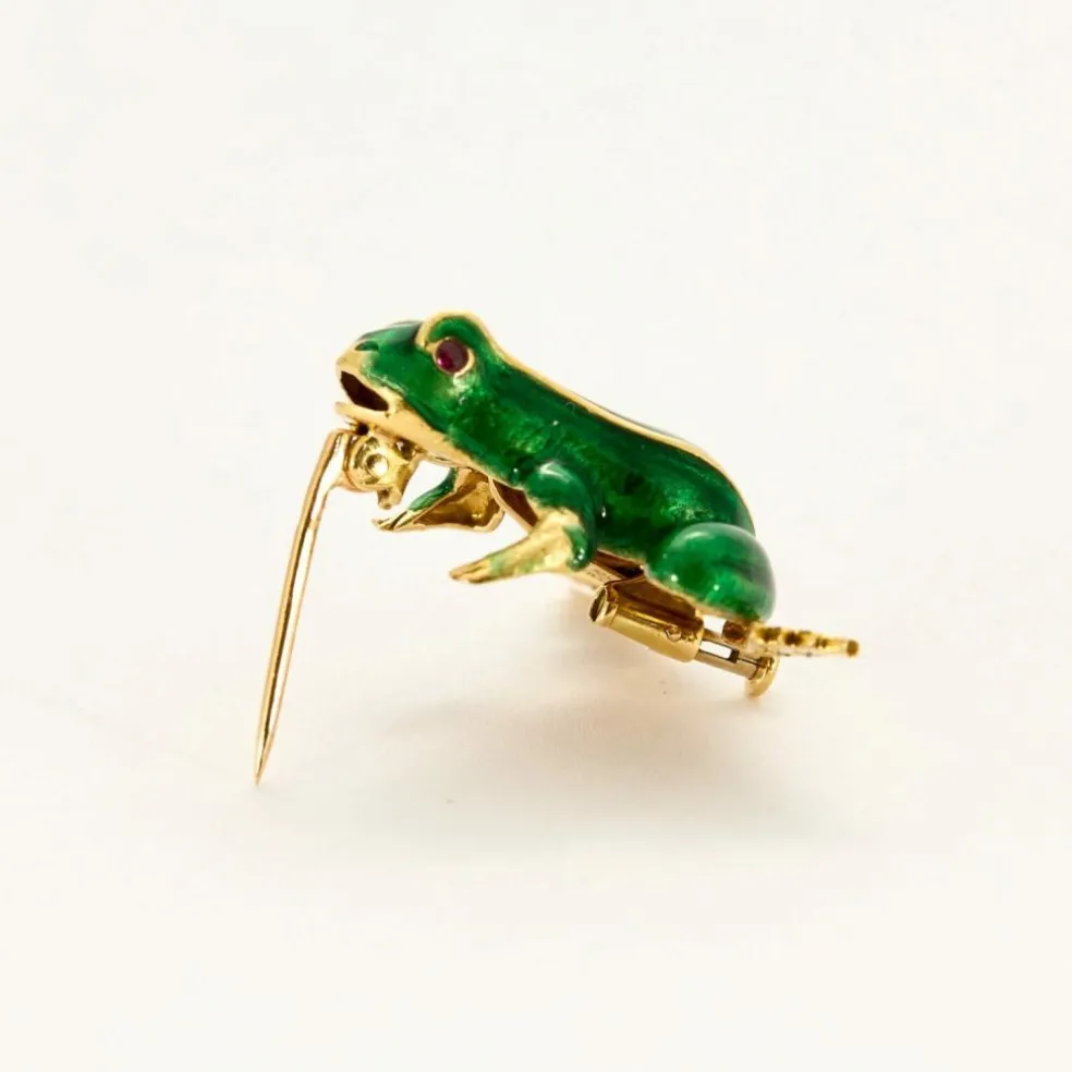 BOUCHERON - Broche Grenouille en or jaune, rubis, diamants, émail