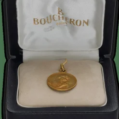 BOUCHERON - Médaille ange amour à la colombe en or jaune massif