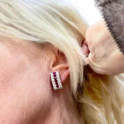 Boucle d'oreille de style Art Déco en or 18 ct avec diamants et rubis