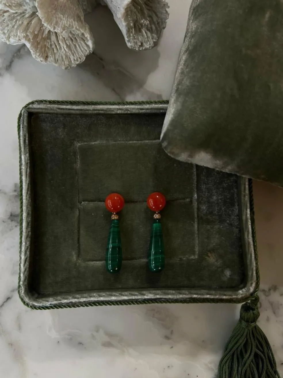 Boucle d'oreille en malachite, corail, diamant et or jaune