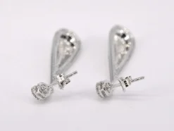 Boucle d'oreille en or blanc sertie de diamants