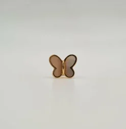 Boucle d’oreille papillon or jaune sertie d’une nacre
