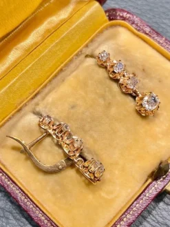 Boucle d’oreilles dormeuses anciennes, en or 18k et diamants