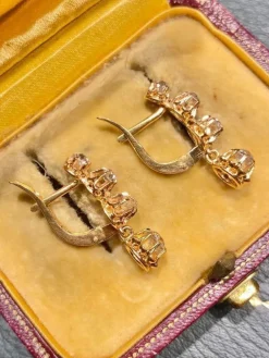 Boucle d’oreilles dormeuses anciennes, en or 18k et diamants