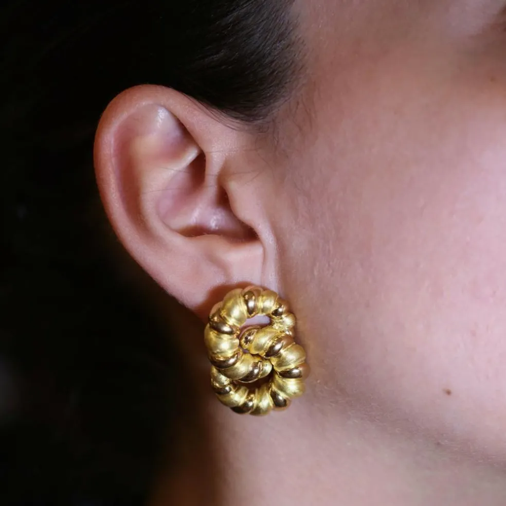 Boucles d’oreille en or jaune enlacés et torsadés. Roger Lebenstein
