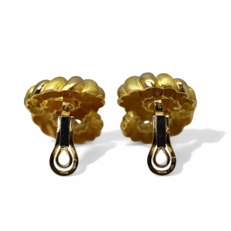 Boucles d’oreille en or jaune enlacés et torsadés. Roger Lebenstein