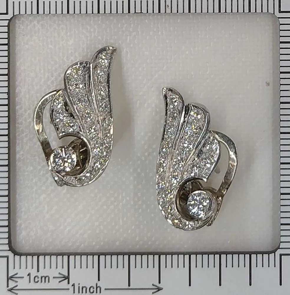Boucles d'oreilles à clips en diamant en forme d'aile vintage des années 1950