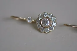 Boucles d'oreilles anciennes en or jaune et diamants