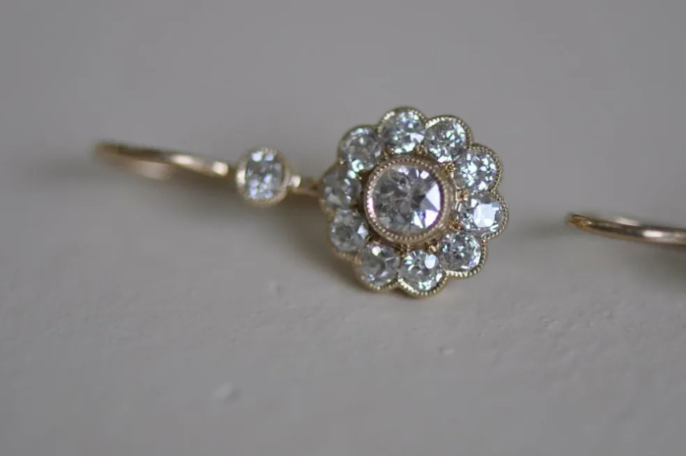 Boucles d'oreilles anciennes en or jaune et diamants