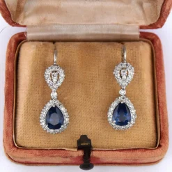 Boucles d'oreilles anciennes en or avec saphirs et diamants