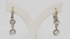 Boucles d'oreilles anciennes en or jaune et diamants