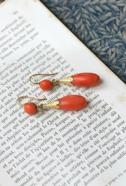 Boucles d'oreilles anciennes or jaune, goutte corail et diamant