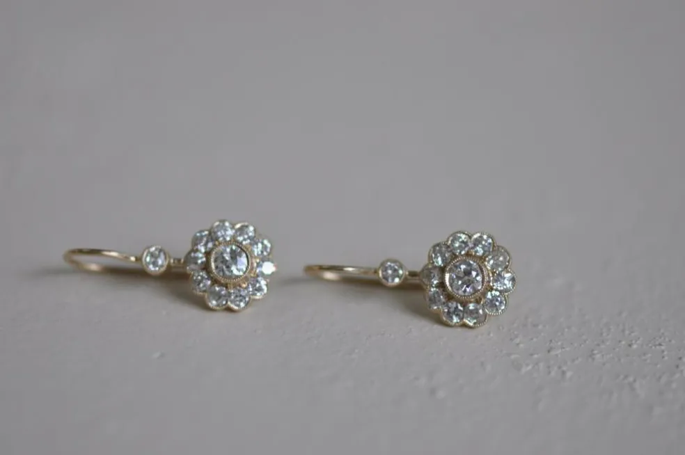 Boucles d'oreilles anciennes en or jaune et diamants