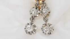 Boucles d'oreilles anciennes en or jaune et diamants