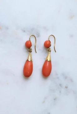 Boucles d'oreilles anciennes or jaune, goutte corail et diamant