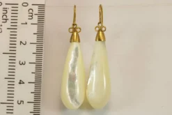 Boucles d'oreilles anciennes en or et nacre