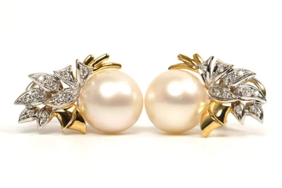 Boucles d'oreilles années 70 or jaune et blanc, perles et diamants