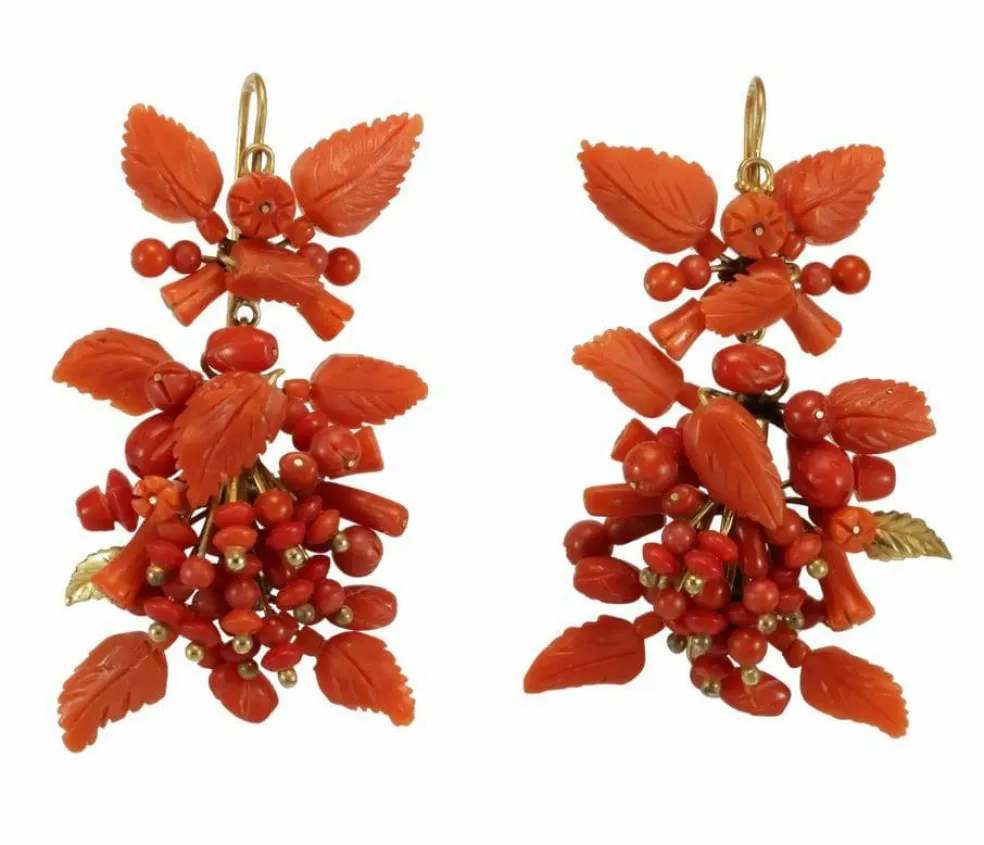 Boucles d'oreilles antiques en or et corail
