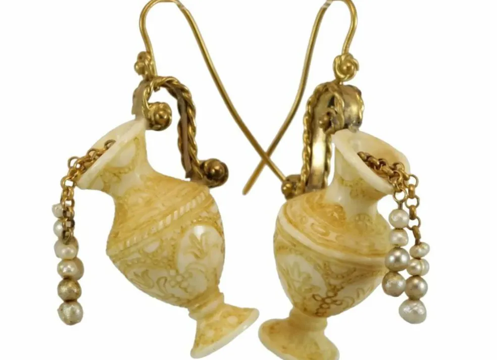 Boucles d'oreilles antiques en or sculptées en ivoire