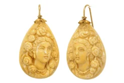 Boucles d'oreilles antiques en or camées de lave
