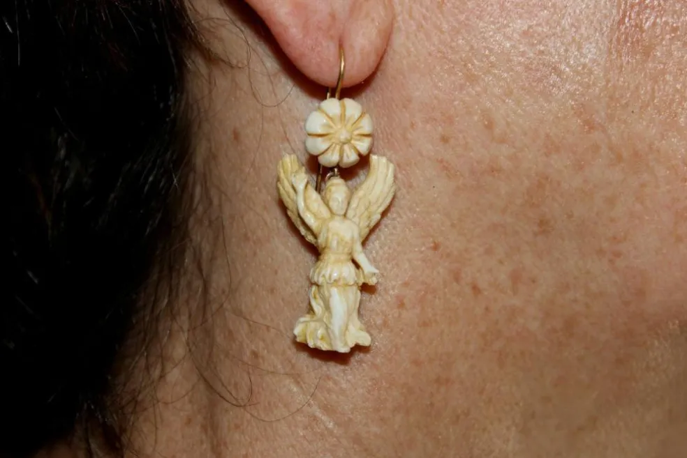 Boucles d'oreilles antiques en or sculptées en ivoire