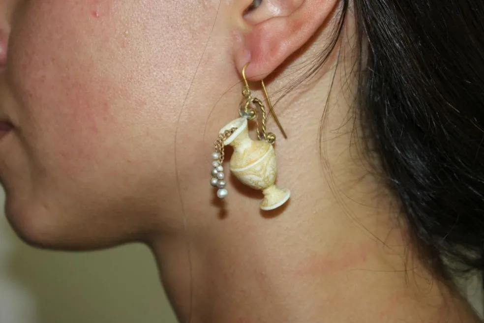 Boucles d'oreilles antiques en or sculptées en ivoire