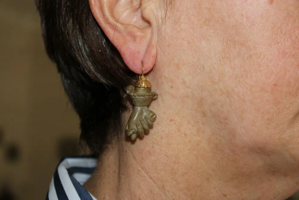 Boucles d'oreilles antiques en or sculpté de lave